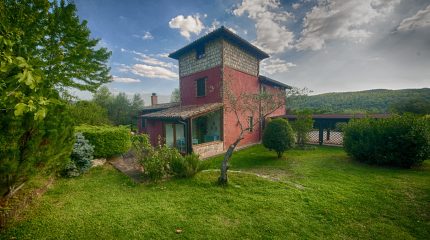Casale con giardino