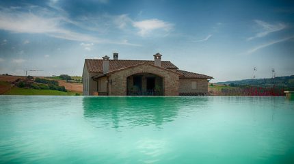 Piscina a sfioro